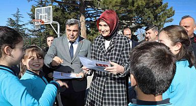 Vali Yiğitbaşı öğrencilerin karne sevincine ortak oldu