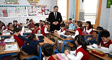 Vali Yılmaz, kendisine mektup yazan öğrencileri ziyaret etti