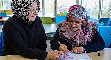 Vanlı kadınlar Büyükşehir'le okuma-yazma öğreniyor
