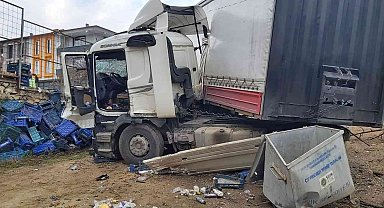 Virajı alamayan tır evin bahçesine böyle girdi
