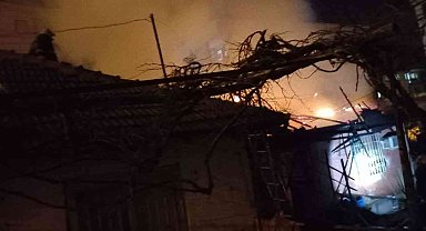 Yabancı uyruklu ailenin yaşadığı gecekondu yangında alev topuna döndü