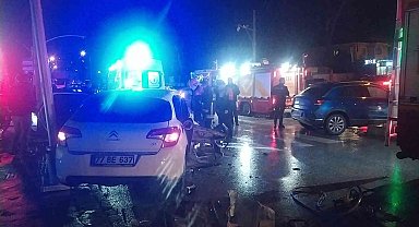 Yalova'da iki otomobil çarpıştı: 1'i ağır 4 yaralı