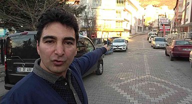 Yanan minibüsü yangın tüpü ve hortumla su tutup söndürdü