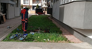 Yanan sehpa ve sandalye itfaiyeyi harekete geçirdi