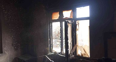 Yangın çıkan ev kullanılamaz hale geldi