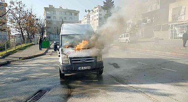 Yanmaya başlayan işçi servis minibüsü zamanında müdahale ile söndürüldü