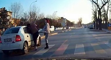 Yaya geçidinde çarptı, arkasına bile bakmadı