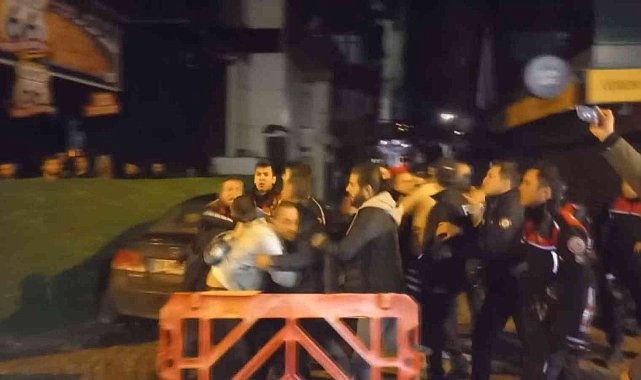 Yeni yılın ilk saatlerinde hareketli dakikalar: Yumruklar havada uçuştu