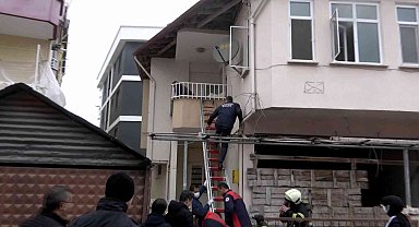 Yerinden çıkan soba borusu az kalsın evi yakıyordu
