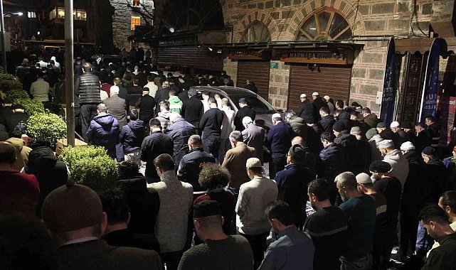 Yılın ilk günü binlerce kişi Ulu Cami'ye akın etti, trafik kilitlendi
