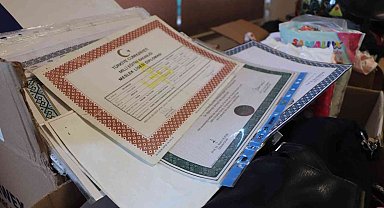Yıllarca emek verip aldıkları diplomaları tramvaylarda unuttular