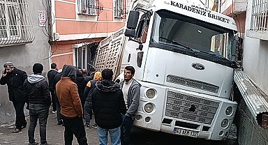 Yokuş aşağı kayan kum yüklü kamyon evin içine girdi