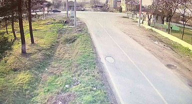 Yolcu durağına çarpan otomobil ikiye bölündü: 2 yaralı