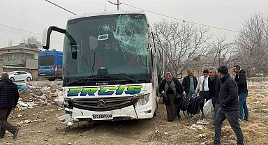 Yolcu otobüsü traktörle çarpıştı, ardından tarlaya girdi
