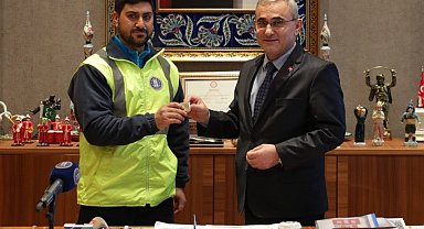 Yolda bulduğu cüzdanı sahibine teslim eden personel ödüllendirildi