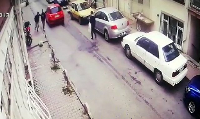 Yolda yürürken elindeki cep telefonunu kaptırdı