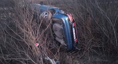 Yoldan çıkan otomobil şarampole yuvarlandı, sürücüsü burnu bile kanamadan kurtuldu