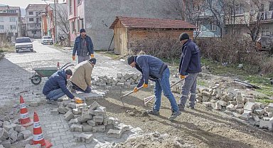 Yollar ve kaldırımlar yenileniyor