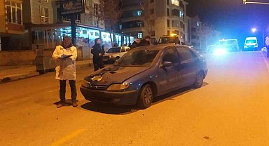 Yolun karşısına geçmeye çalışan anne ve oğluna otomobil çarptı