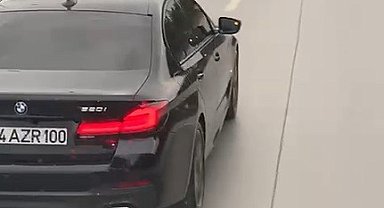Yük taşıyan tırın geçişine engel olan trafik magandası kamerada