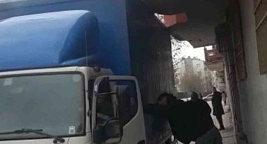 Yüksekliği hesaplayamadı, kamyoneti balkon duvarına sıkıştırdı