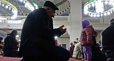 Yüksekova'da camiler doldu, eller semaya kalktı