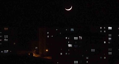 Yüksekova'da hilal hayran bıraktı