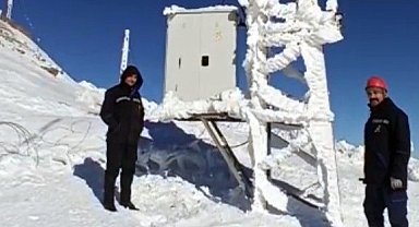 Yüksekova'da Sibirya soğuklarını aratmayan görüntü: Elektrik direkleri buz tuttu
