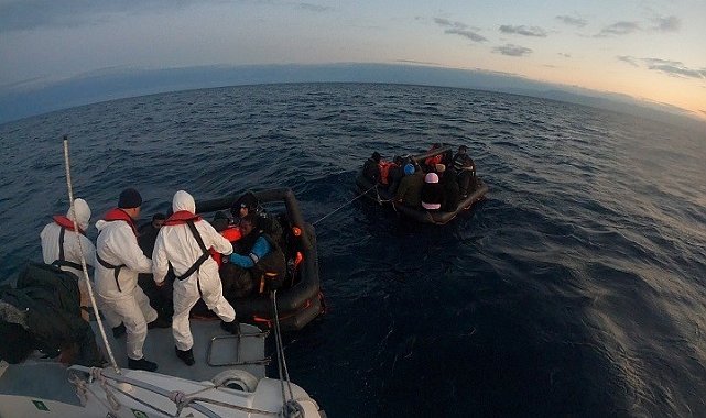 Yunanistan'ın Türk kara sularına ittiği 45 düzensiz göçmen kurtarıldı