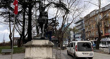 Zarar gören İsmet İnönü heykeli tamir edildi