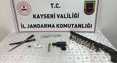 Zehir taciri jandarmadan kaçamadı