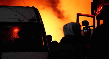 Zeytinburnu'nda doğalgaz borusu patladı: 4 araç yandı