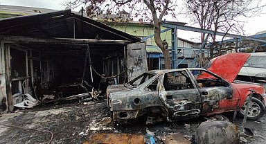 Zeytinburnu'nda otomobil ve tamirhane alev alev yandı