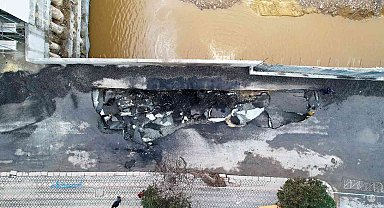 Zeytinburnu'nda patlama nedeniyle yol çöktü, oluşan çukur havadan görüntülendi