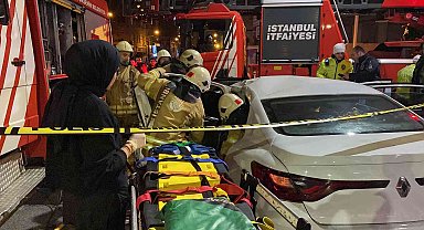Zeytinburnu'nda tramvay ile otomobil çarpıştı: 1 kişi yaralandı, seferler durdu