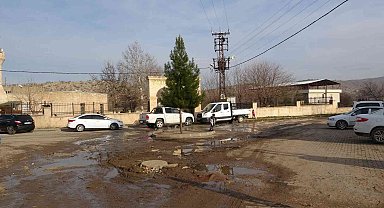 Ziyaretçi akınına uğrayan türbenin yolu dikkat çekiyor