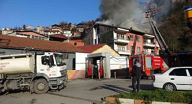 Zonguldak'ta dört katlı evin çatısı yandı