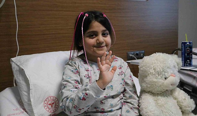 101 saat kaldığı enkaz altında babasıyla oyunlar oynamış