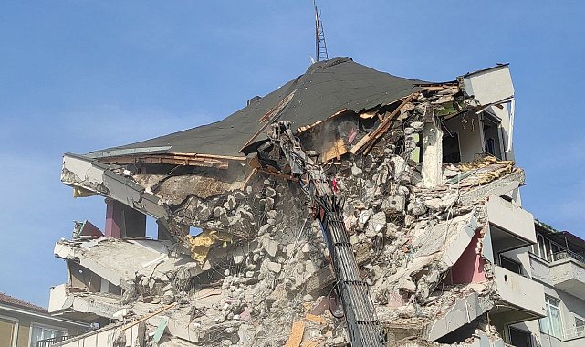 1999 Marmara Depreminde hasar almıştı, 24 yıl sonra yıkımına başlandı