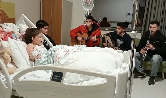40 saat sonra enkazdan çıkartılan minik Yağmur'a hastanede mini konser