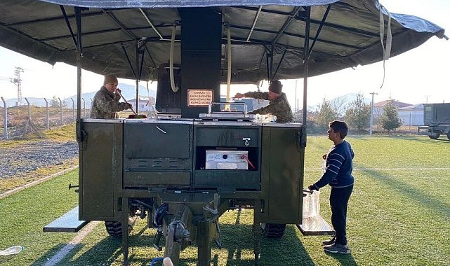 66'ncı Mekanize Piyade Tugayı İslahiye'de vatandaşlara yemek hizmeti veriyor