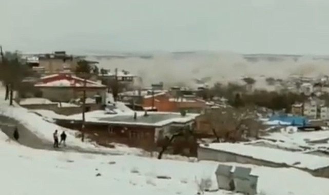 7.6'lık deprem Elbistan'ı böyle vurdu; toz bulutu gökyüzünü kapladı