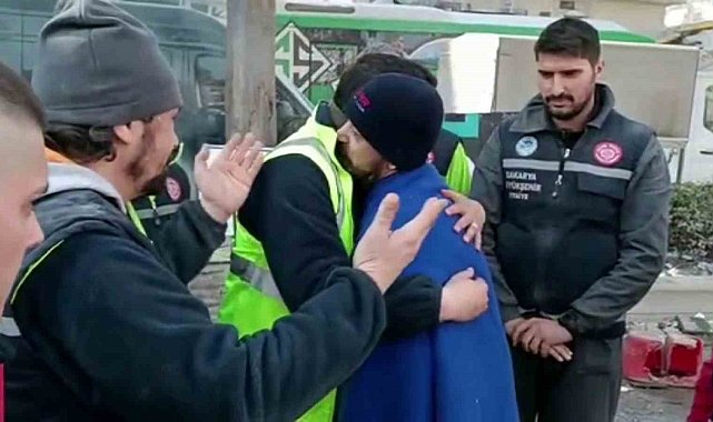 88'nci saatte kendini kurtaran ekiplere işte böyle sarıldı
