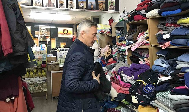 Acısını içine gömen depremzede, kendiyle aynı kaderi paylaşanlara yardım etmek için çalışıyor