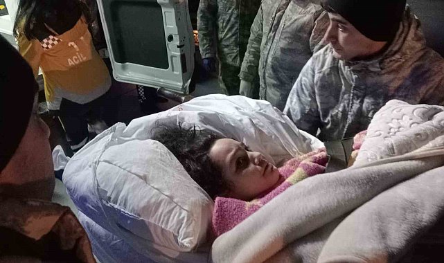 Adana'daki yaralı 49 depremzede ve 25 refakatçi Türk Silahlı Kuvvetleri'ne ait uçakla İstanbul'a getirildi