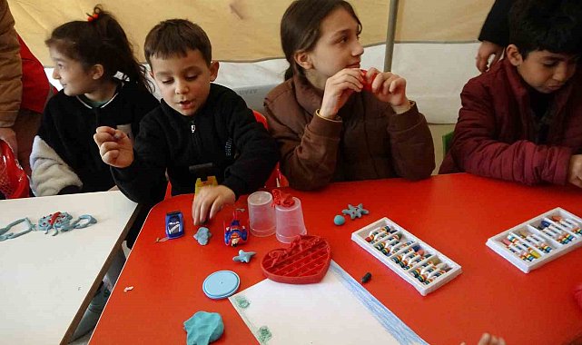 AFAD çadırlarında çocuklar depremin izlerini oyunla siliyor
