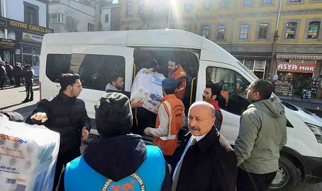 Afganlı sığınmacılar gece gündüz depremzedelere yardım için uğraş veriyor