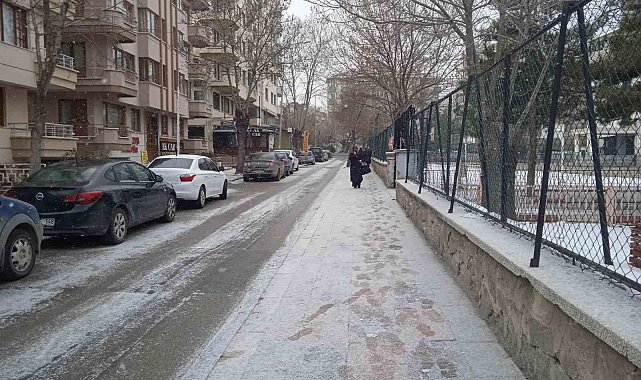 Afyonkarahisarlılar karlı bir sabaha uyandı