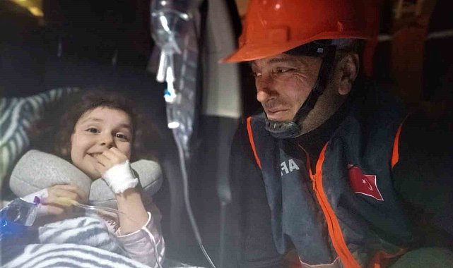 Annesini enkazda kaybeden Öykü yaşama tutundu