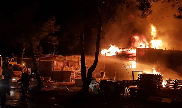 Antalya'da iki iş yerindeki yangın geceyi aydınlattı